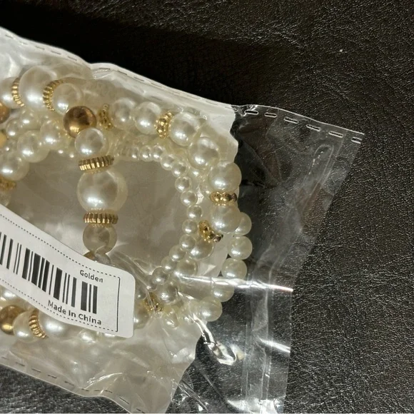 🎉Host Pick🎉 Pretty Set of 4 stretch pearl bracelets. Gold accents. NWT - Picture 4 of 4